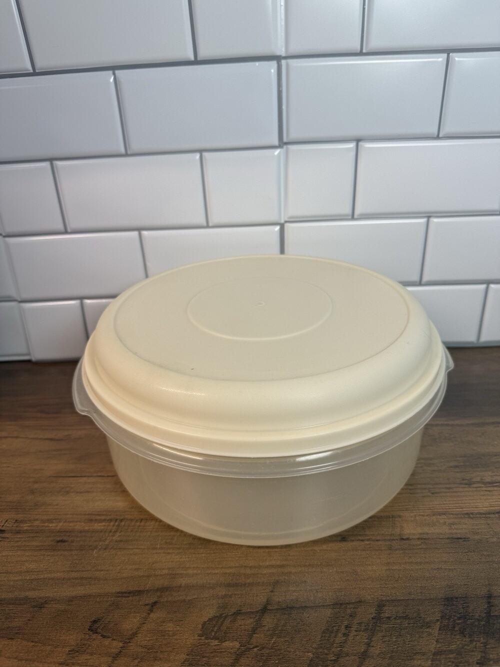 Rubbermaid Servin' Saver #5 22 Cup Almond Lid Storage Container Round Large